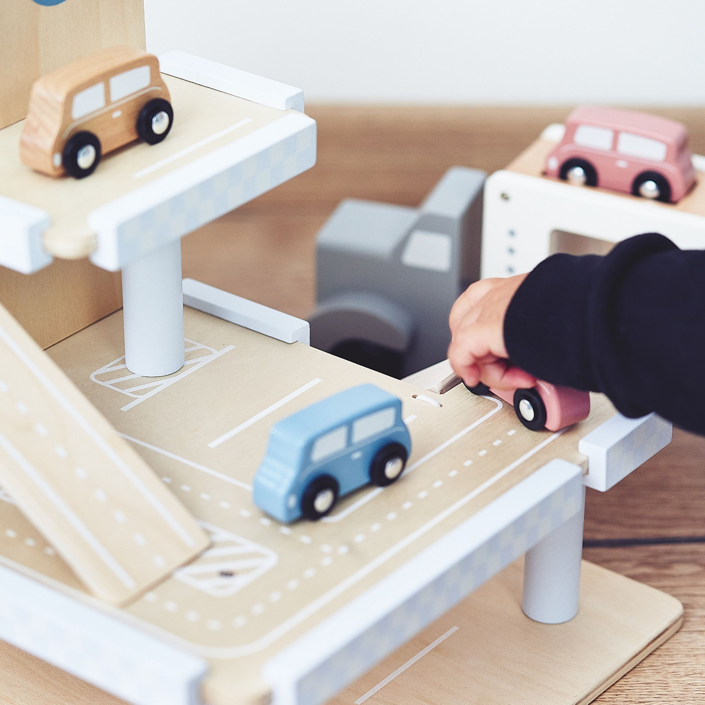 Träparkering i tre våningar med hiss - garage för bilar och helikopter