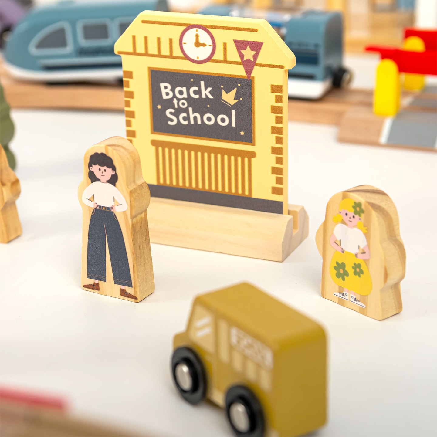 Träjärnväg med elektriskt tåg - rörlig kran, skepp, broar