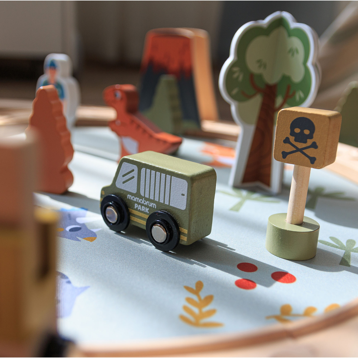 Dino Park trätåg med halkfri matta - dinosaurier, tåg, spår, vulkan, klocka