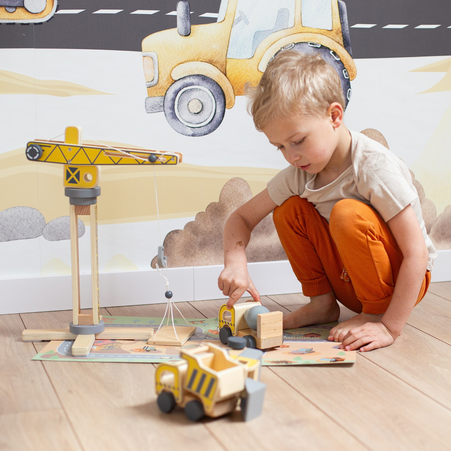 Byggarbetsplats i trä med stora mobilkranar och fordon, tornkran