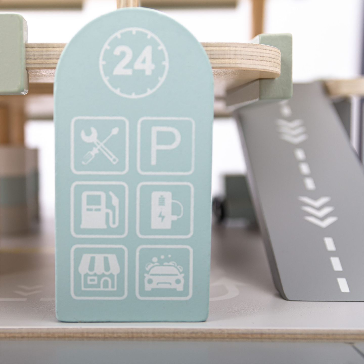 Trägarage i tre våningar för barn med tillbehör – parkeringsplats, bensinstation, biltvätt, helikopter