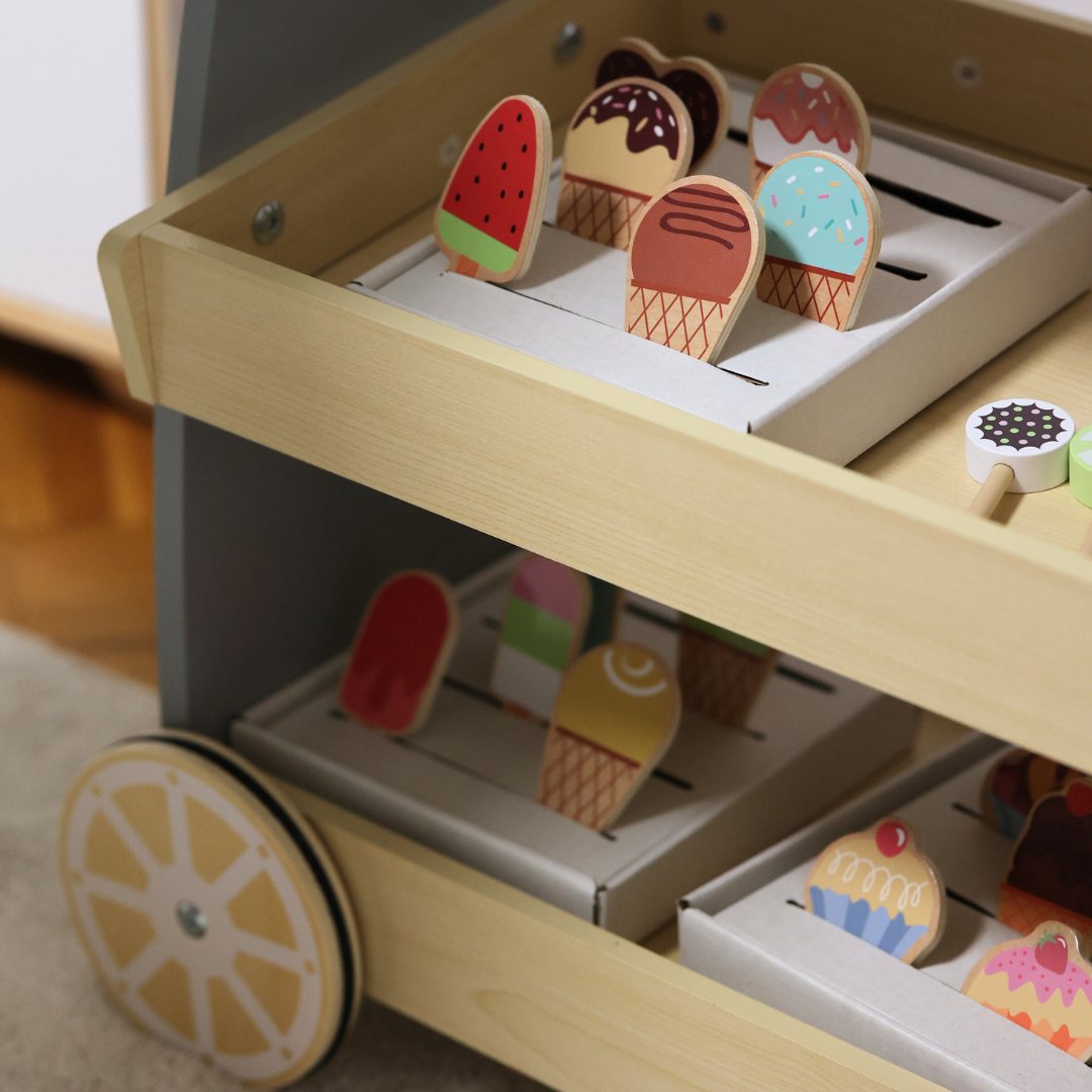 Glassbar i trä på hjul - glassvagn