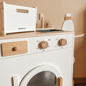 Tvättmaskin i trä med strykjärn, korg och tvättvätska