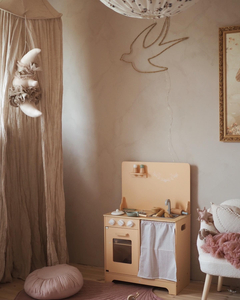 Träkök med förkläde, tillbehör och LED-belysning