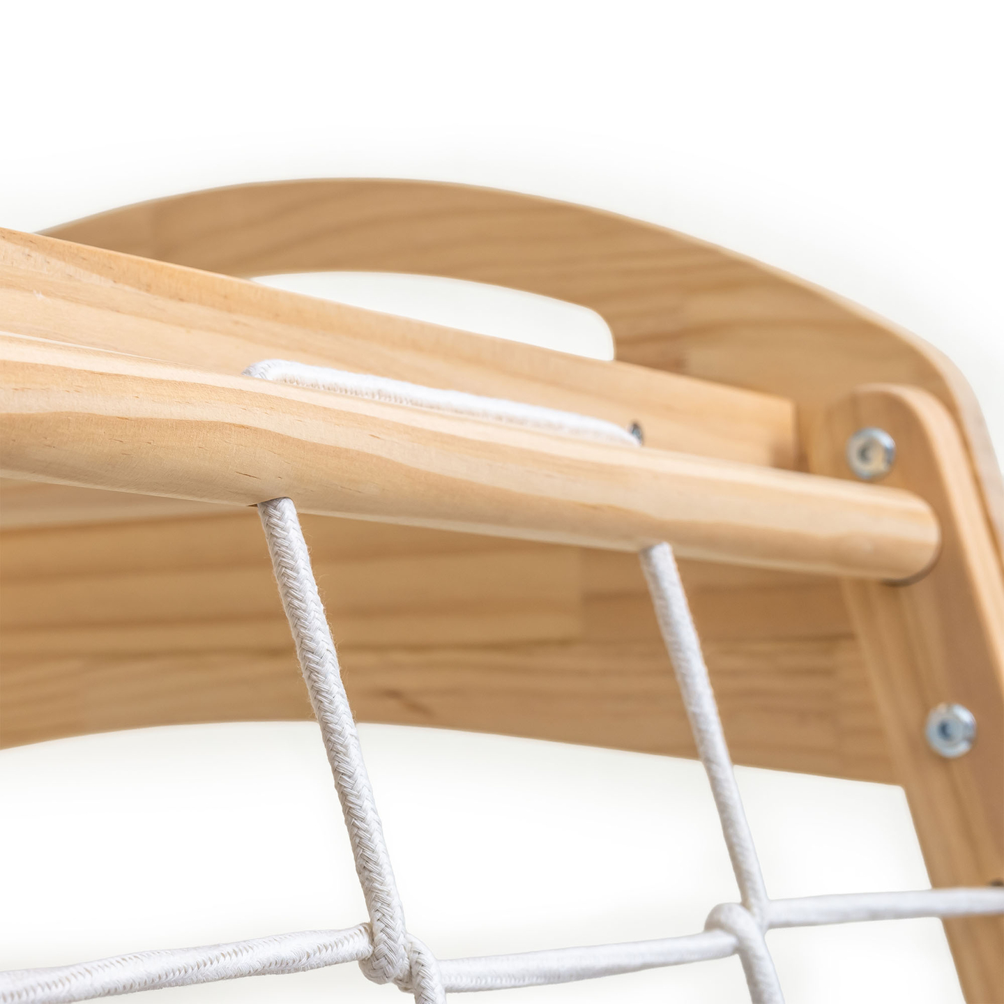 Trälekplats inomhus med gunga, gymnastikringar och klätternät