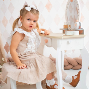 Sminkbord i trä med pall och tillbehör