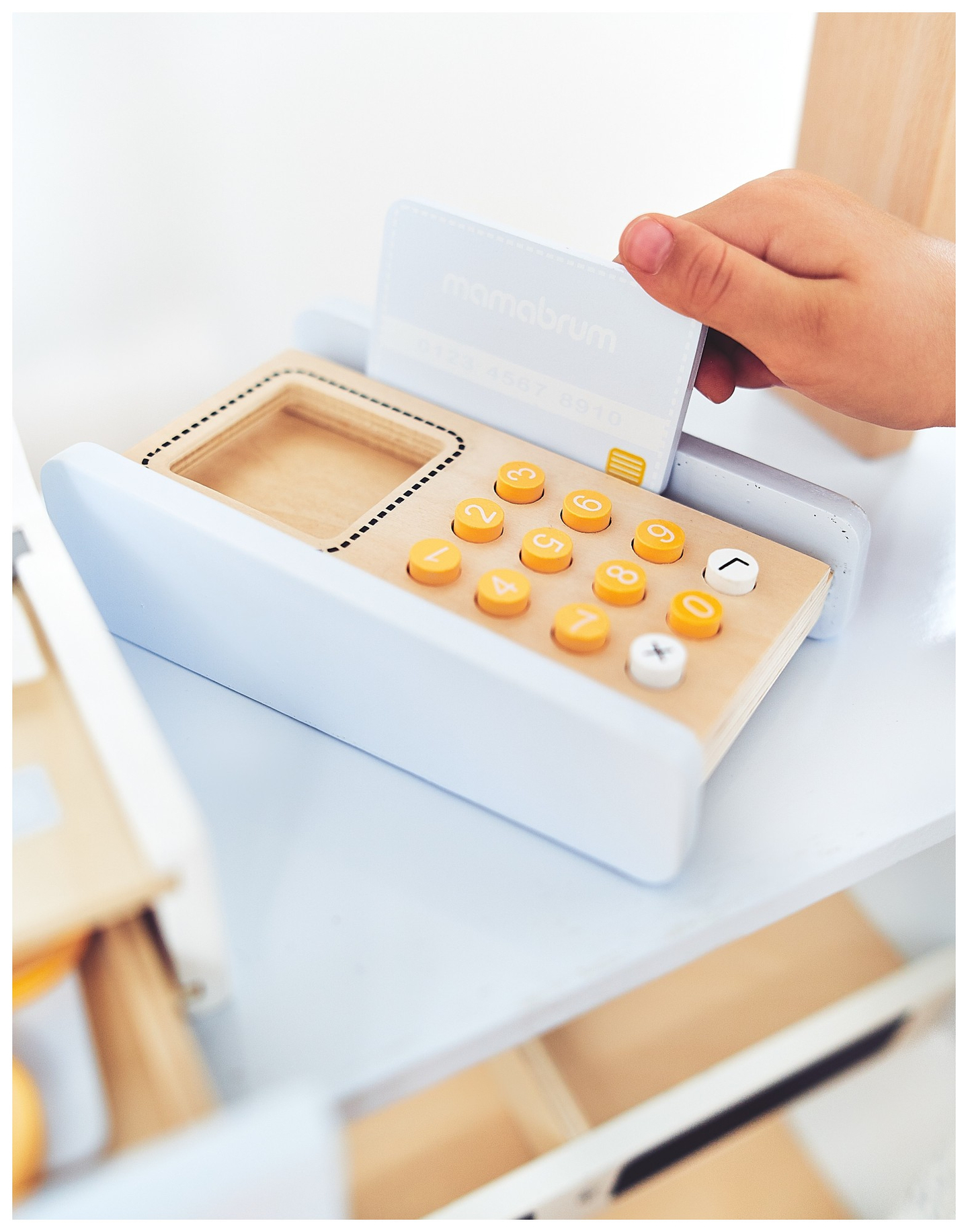 Grönsaksaffär - träbod med lådor, kassaapparat och terminal