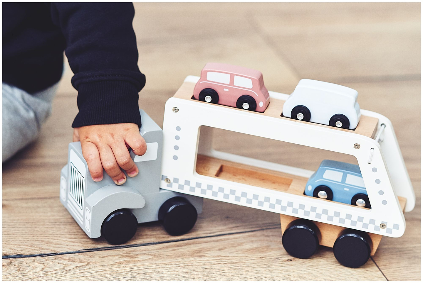 Lastbil med 4 bilar i trä