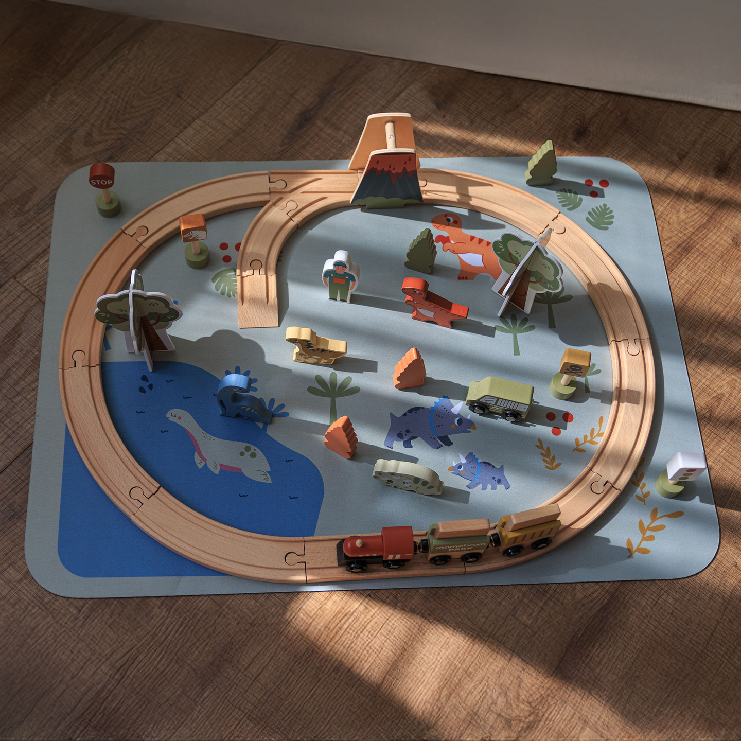Dino Park trätåg med halkfri matta - dinosaurier, tåg, spår, vulkan, klocka