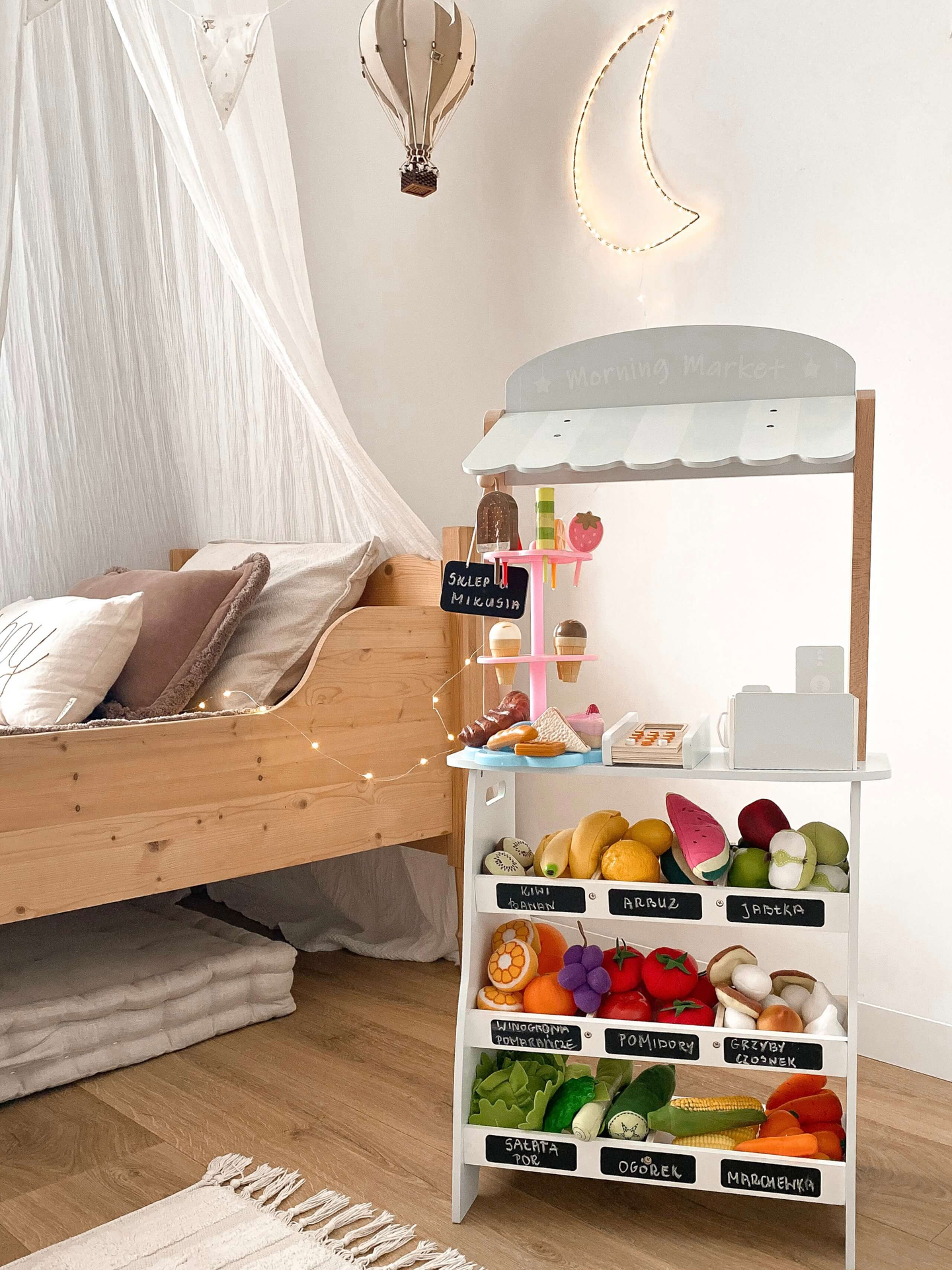 Grönsaksaffär - träbod med lådor, kassaapparat och terminal