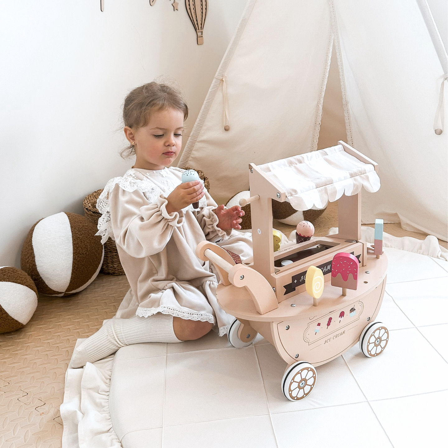 Trä glassbar för barn - vagn på hjul med tillbehör