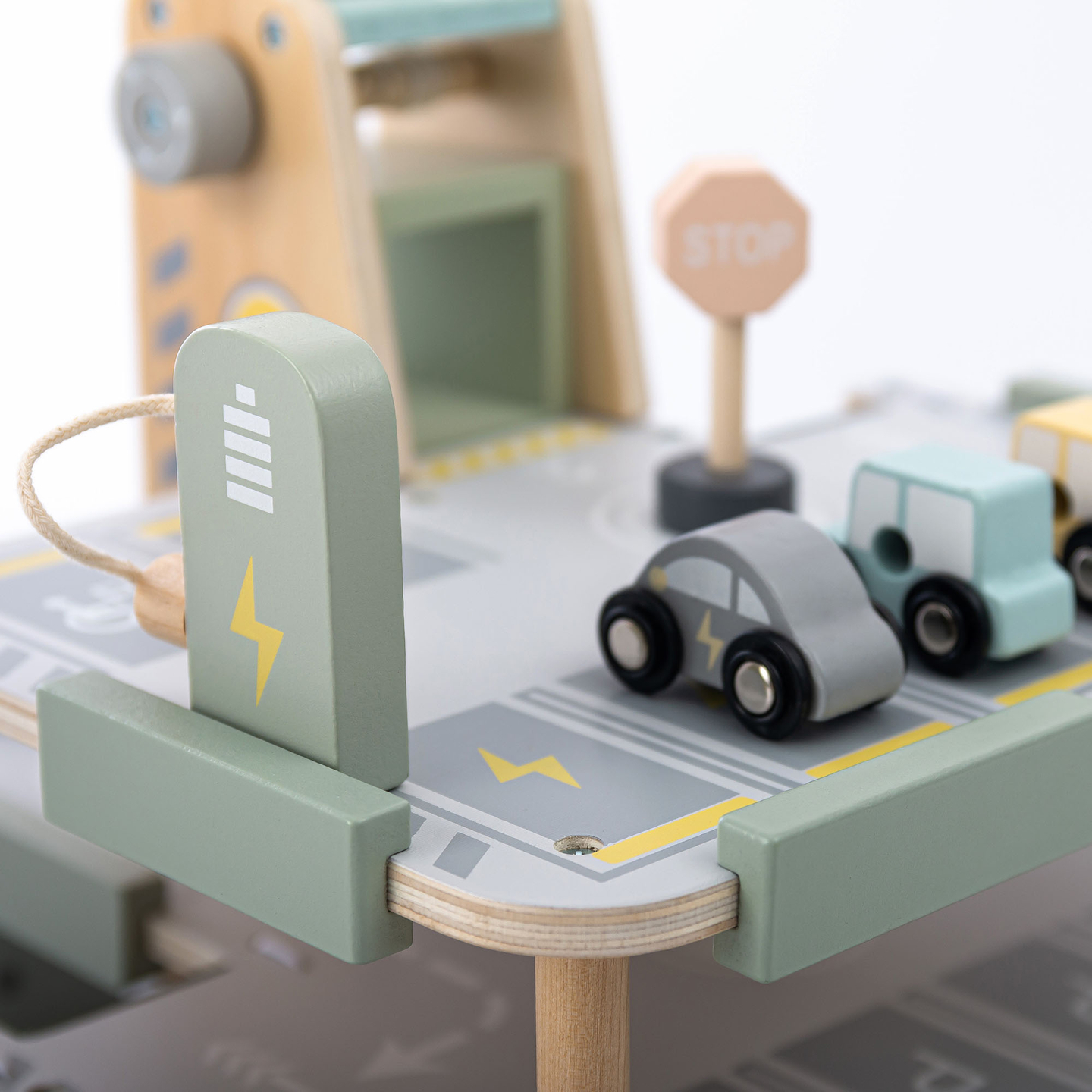 Trägarage i tre våningar för barn med tillbehör – parkeringsplats, bensinstation, biltvätt, helikopter