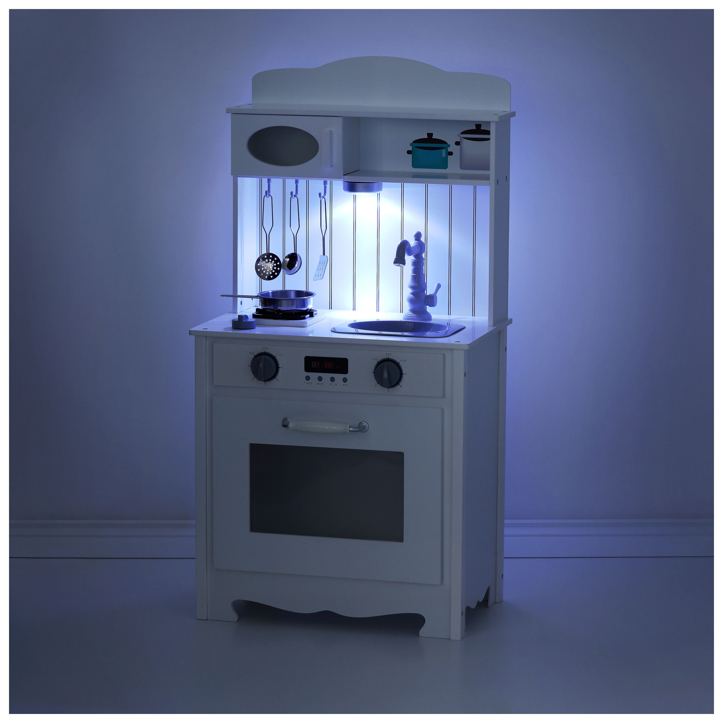 Vitt träkök med förkläde, tillbehör och LED-lampa