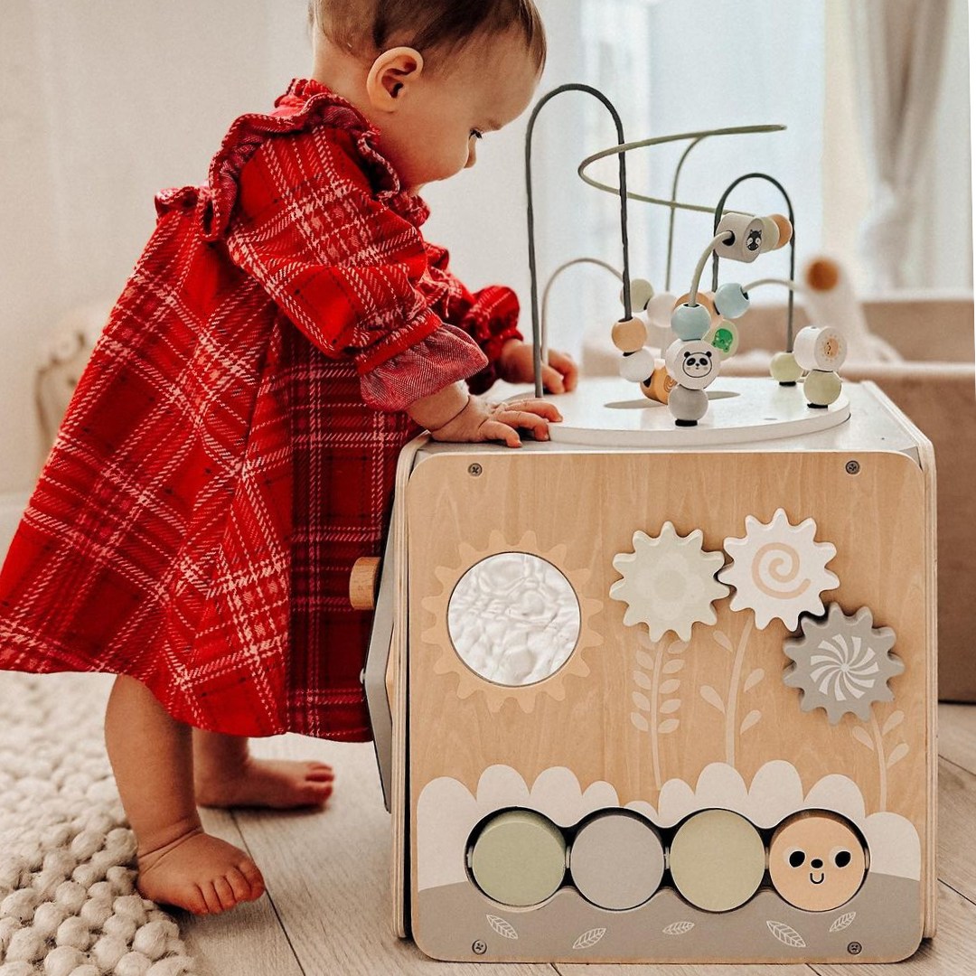 Stor aktivitetskub i trä med ögla - Montessori