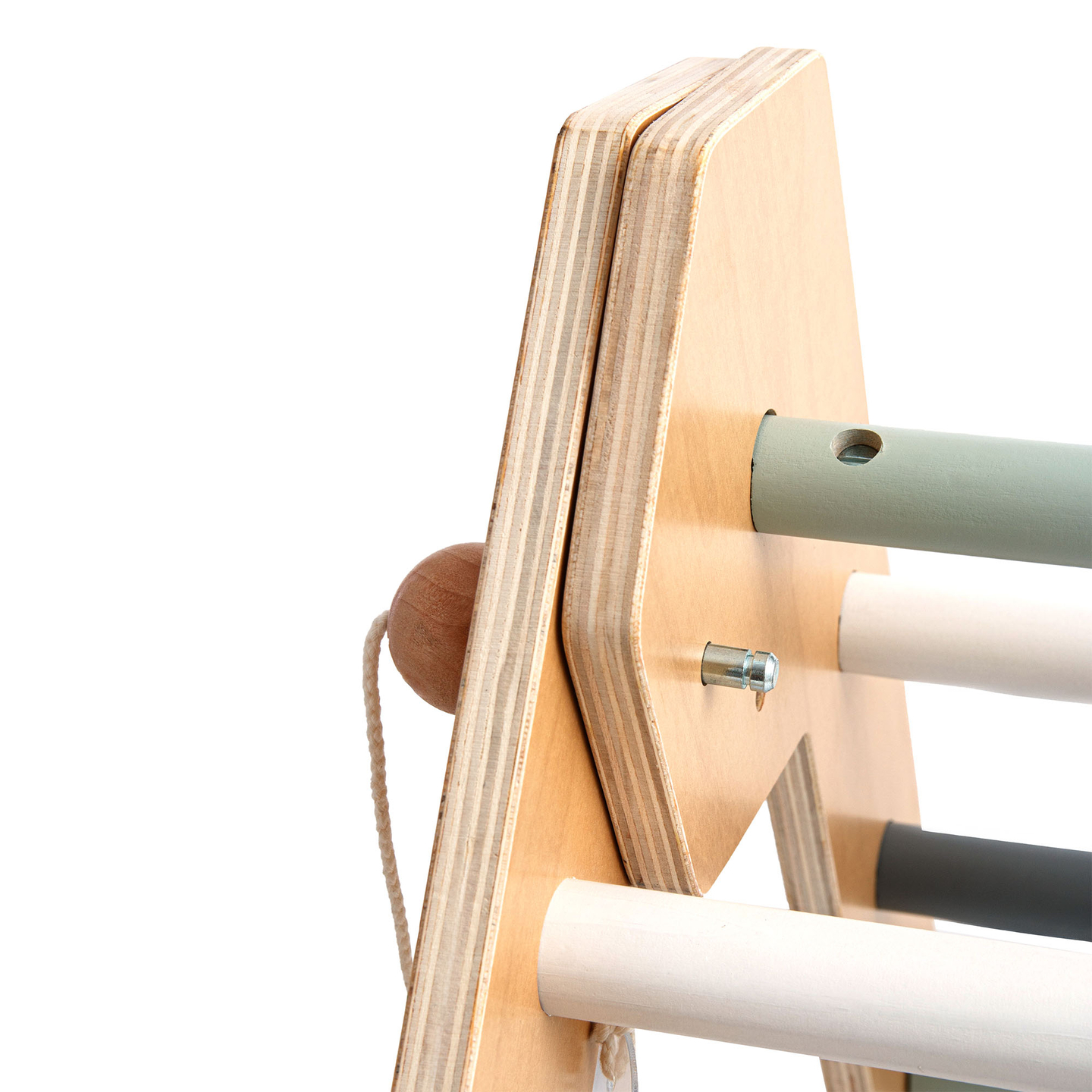 Trälekplats inomhus för barn - klättervägg, rutschkana, klätterbåge/gungstol och Piklers triangel