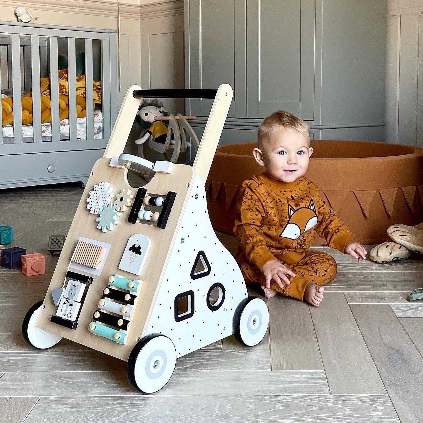 Trä, pedagogisk barnvagn - manipulativ bräda