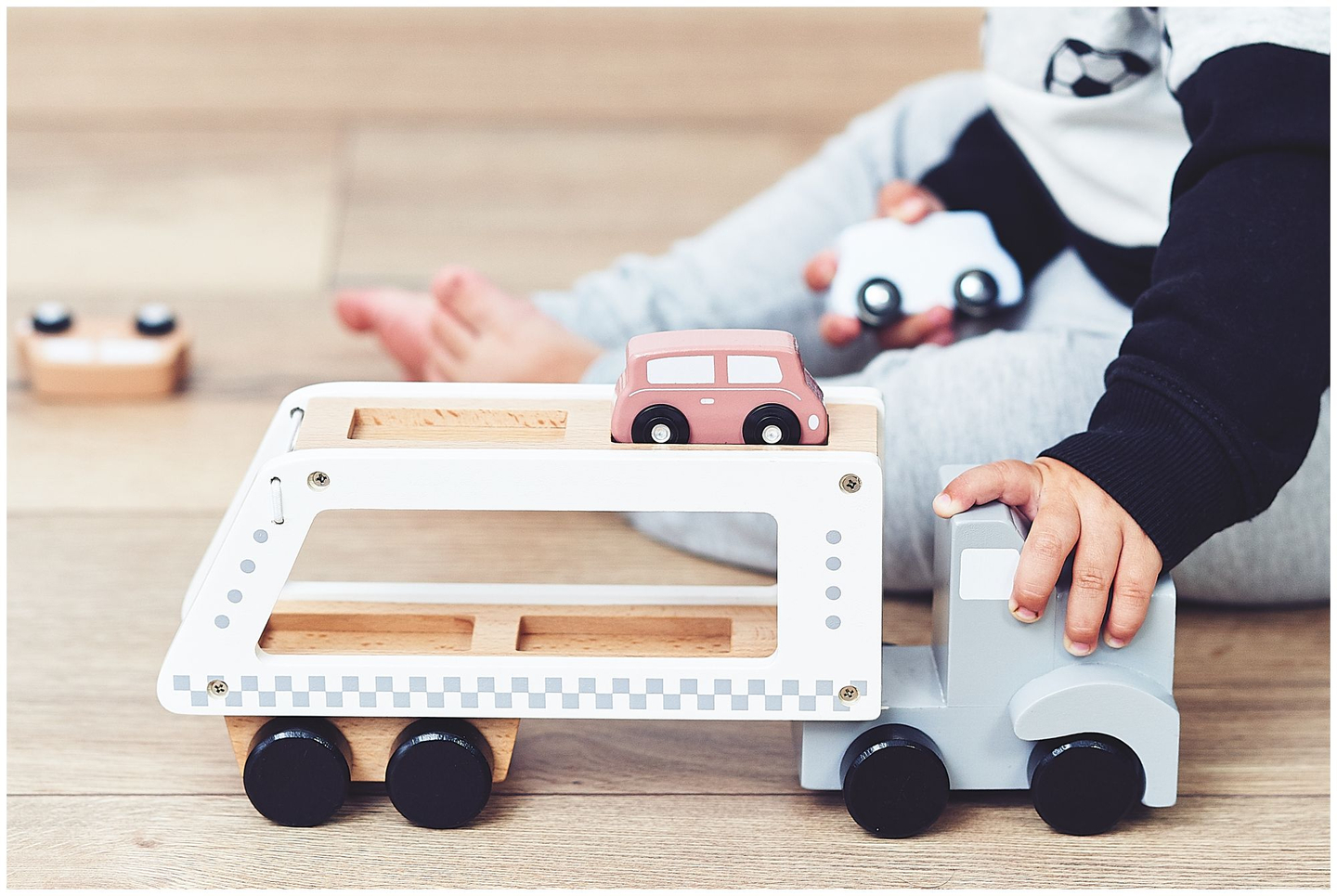 Lastbil med 4 bilar i trä