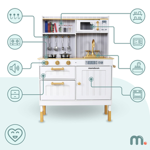 Vitt kök i trä med tillbehör och förkläde