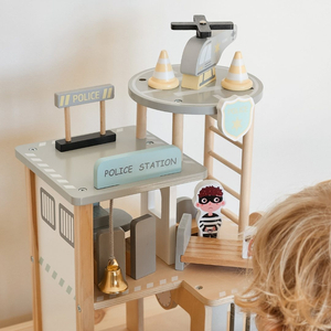 Polisstation i trä med tillbehör