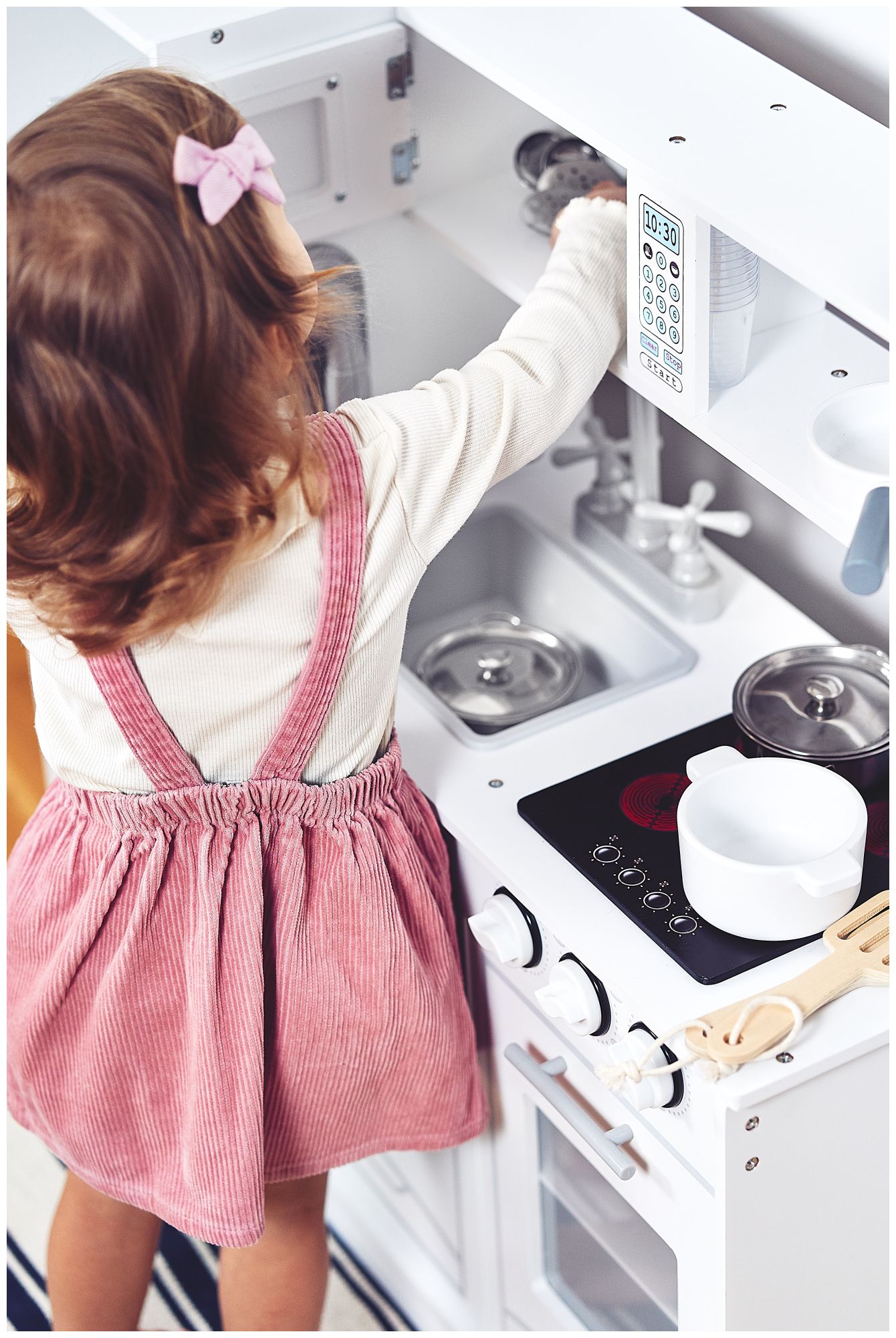 Stora vita kökstillbehör och förkläde i trä