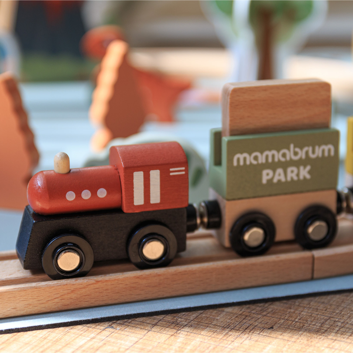 Dino Park trätåg med halkfri matta - dinosaurier, tåg, spår, vulkan, klocka