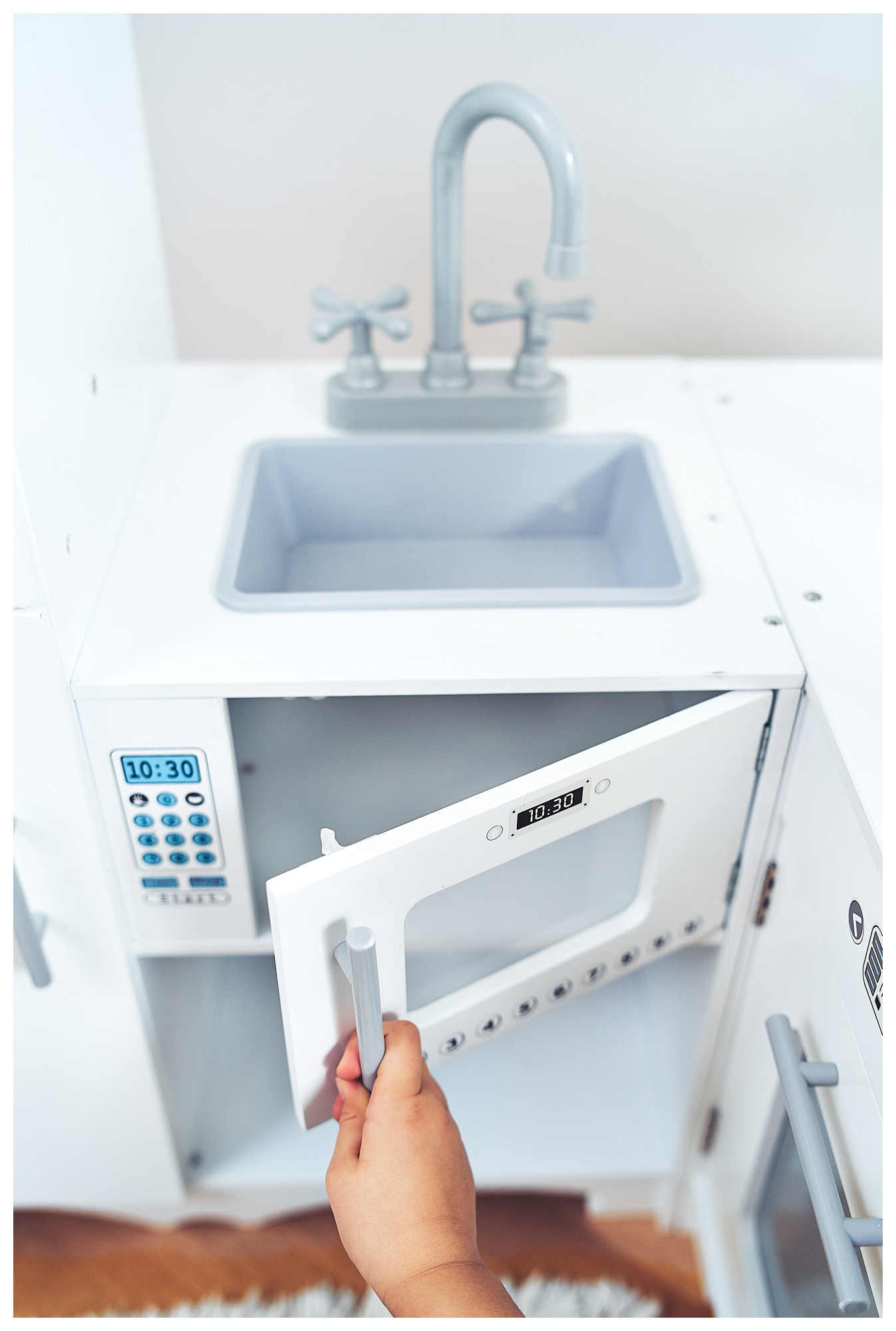 XXXL-kök i trä med kylskåp, ugn, tvättmaskin, förkläde och tillbehör