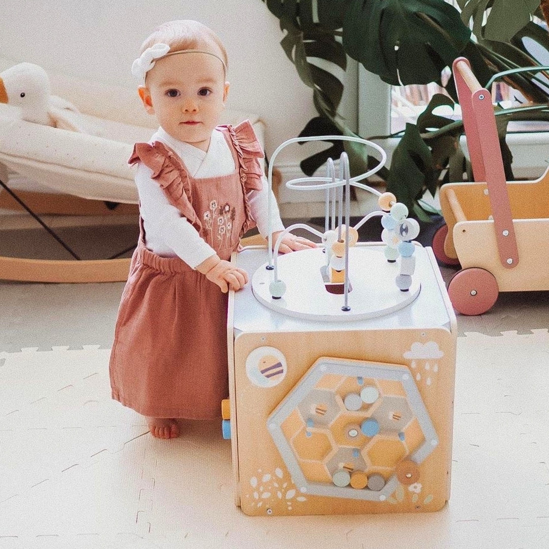 Stor aktivitetskub i trä med ögla - Montessori