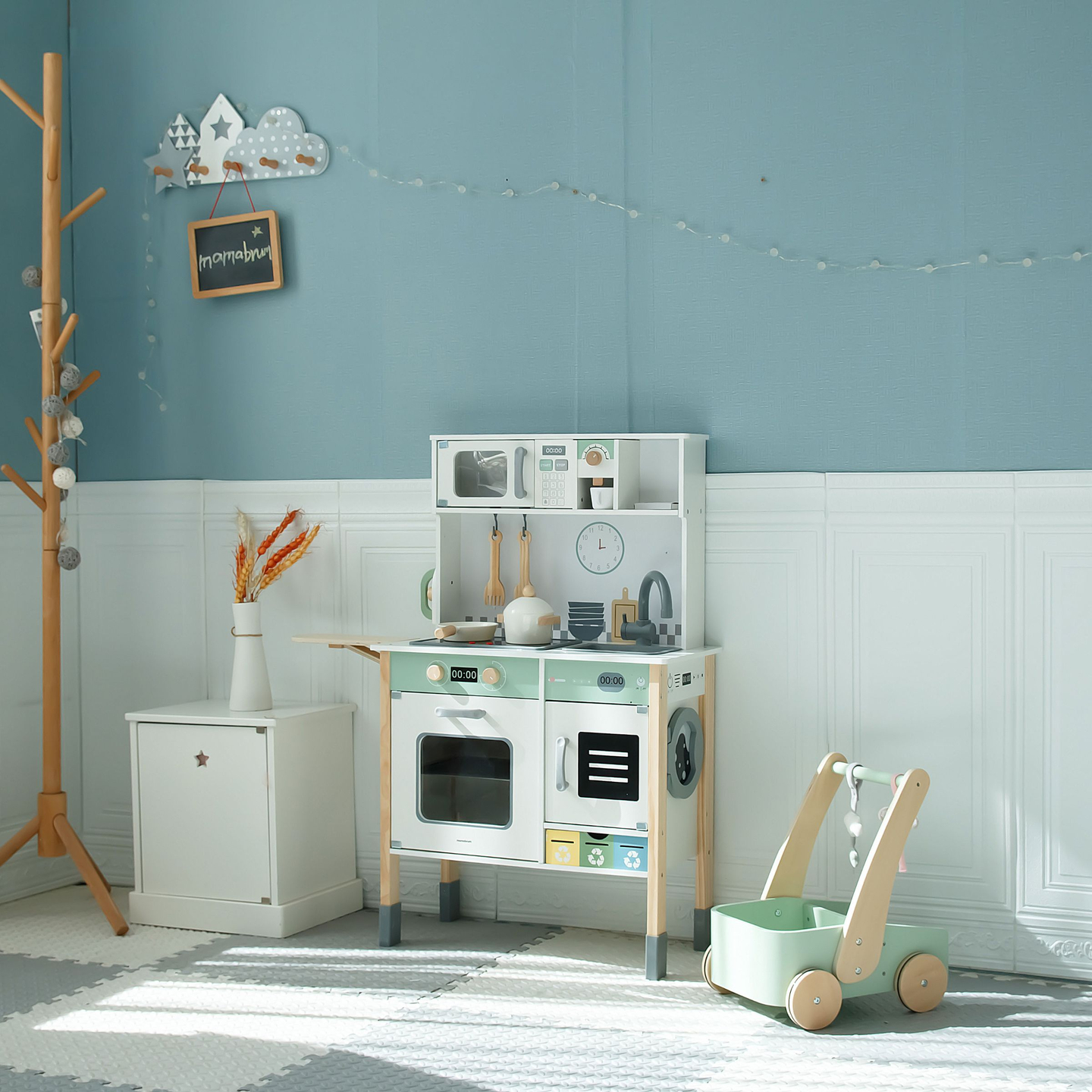 Interaktivt kök med tvättmaskin, diskmaskin och griffeltavla