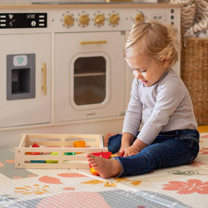 Frukter och grönsaker av trä för skärning