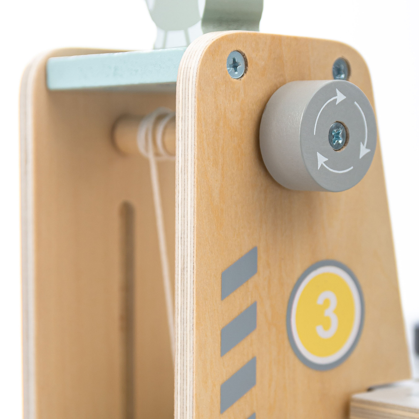 Trägarage i tre våningar för barn med tillbehör – parkeringsplats, bensinstation, biltvätt, helikopter