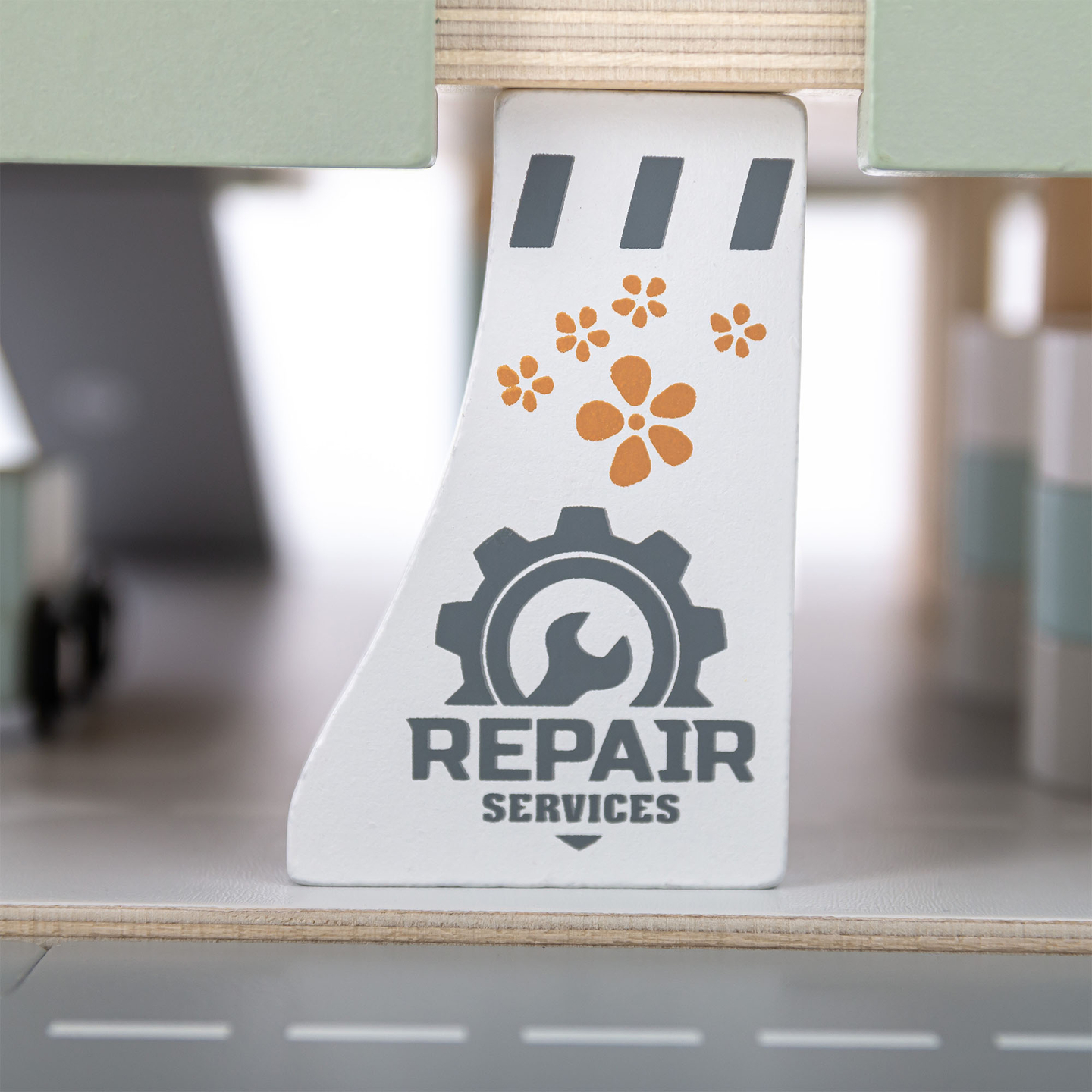 Trägarage i tre våningar för barn med tillbehör – parkeringsplats, bensinstation, biltvätt, helikopter