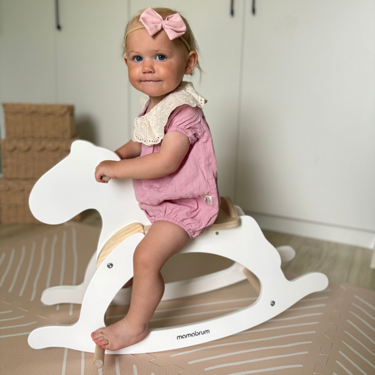 Gunghäst i trä - vit - från 12 månader.
