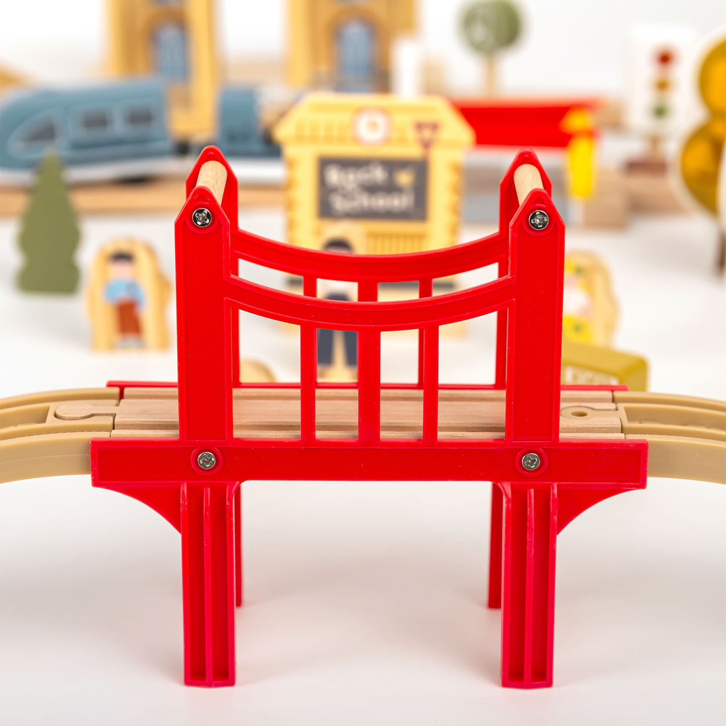 Träjärnväg med elektriskt tåg - rörlig kran, skepp, broar