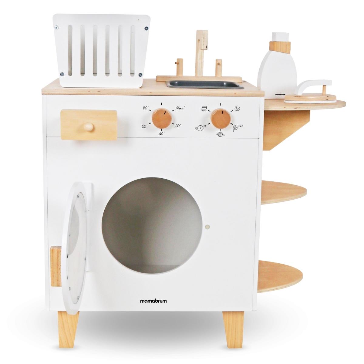 Tvättmaskin i trä med strykjärn, korg och tvättvätska