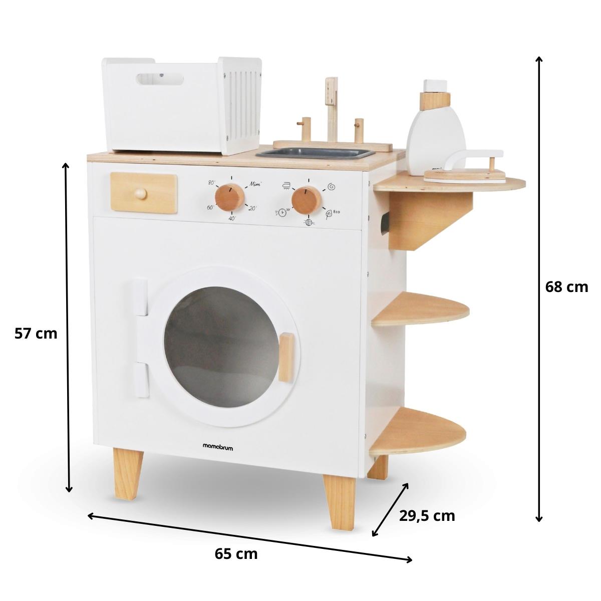 Tvättmaskin i trä med strykjärn, korg och tvättvätska