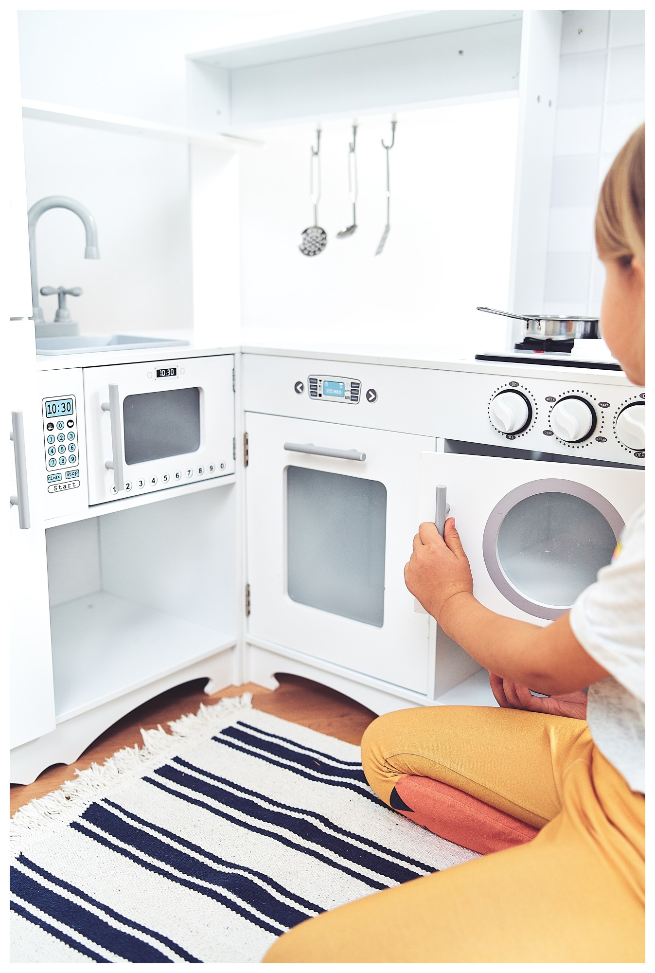 XXXL-kök i trä med kylskåp, ugn, tvättmaskin, förkläde och tillbehör