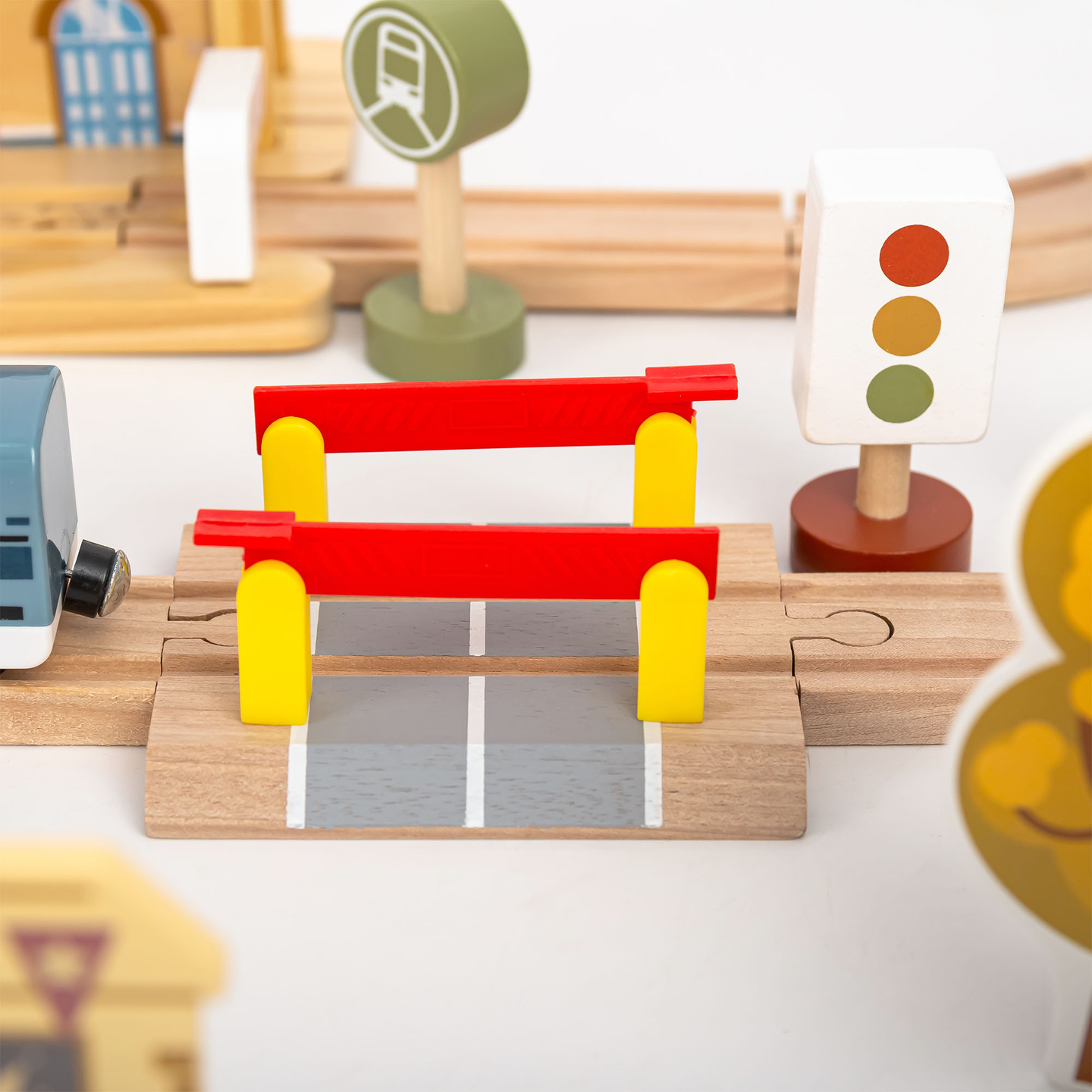 Träjärnväg med elektriskt tåg - rörlig kran, skepp, broar