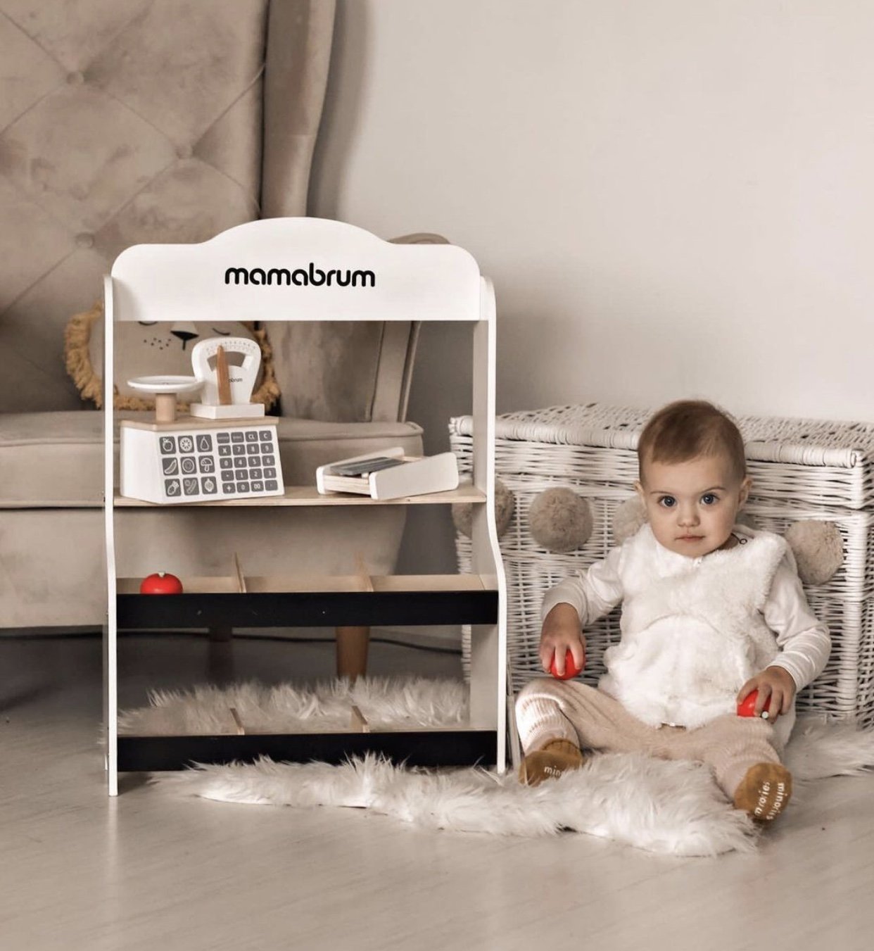 Mini market - butik med vågar, terminal, betalkort och frukt