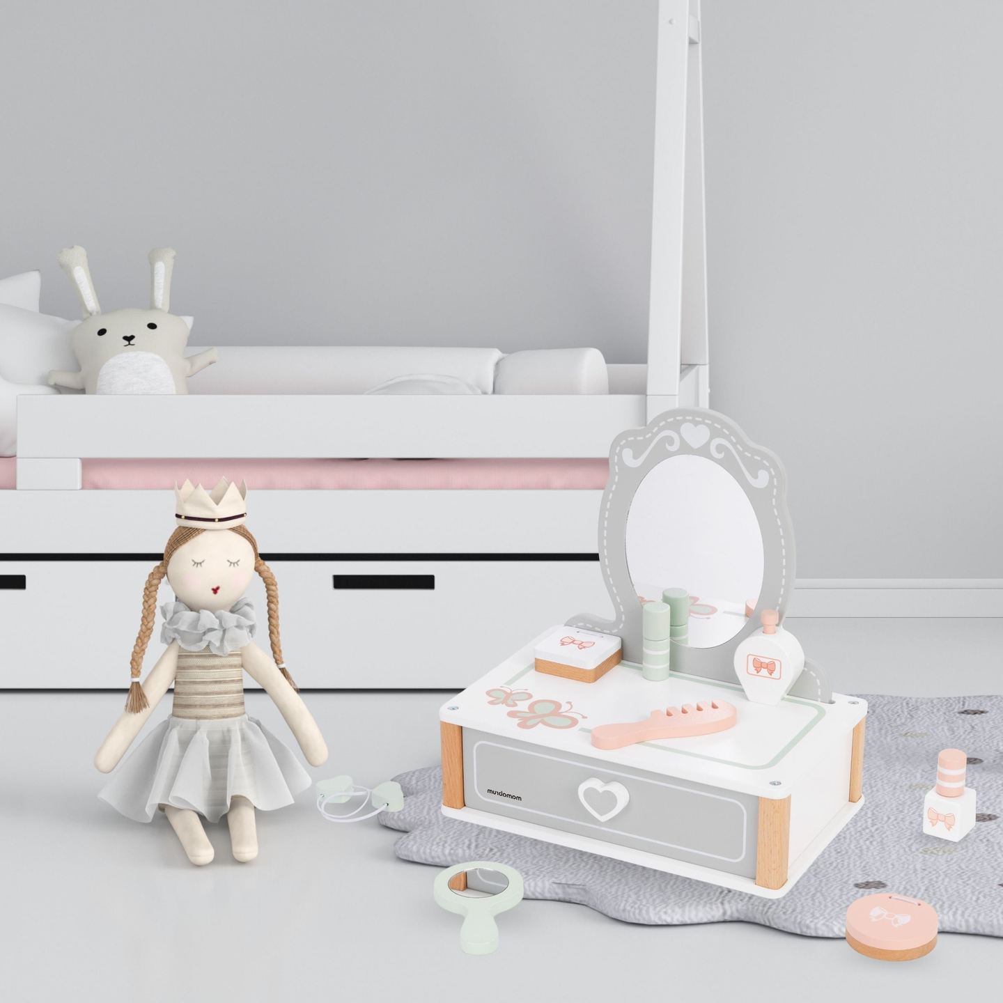 Barnens sminkbord i trä med tillbehör