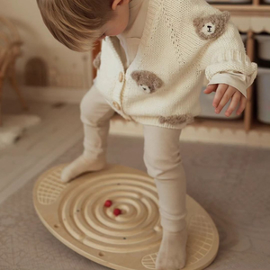 Balansbräda i trä med labyrint och kulor - balansvippa