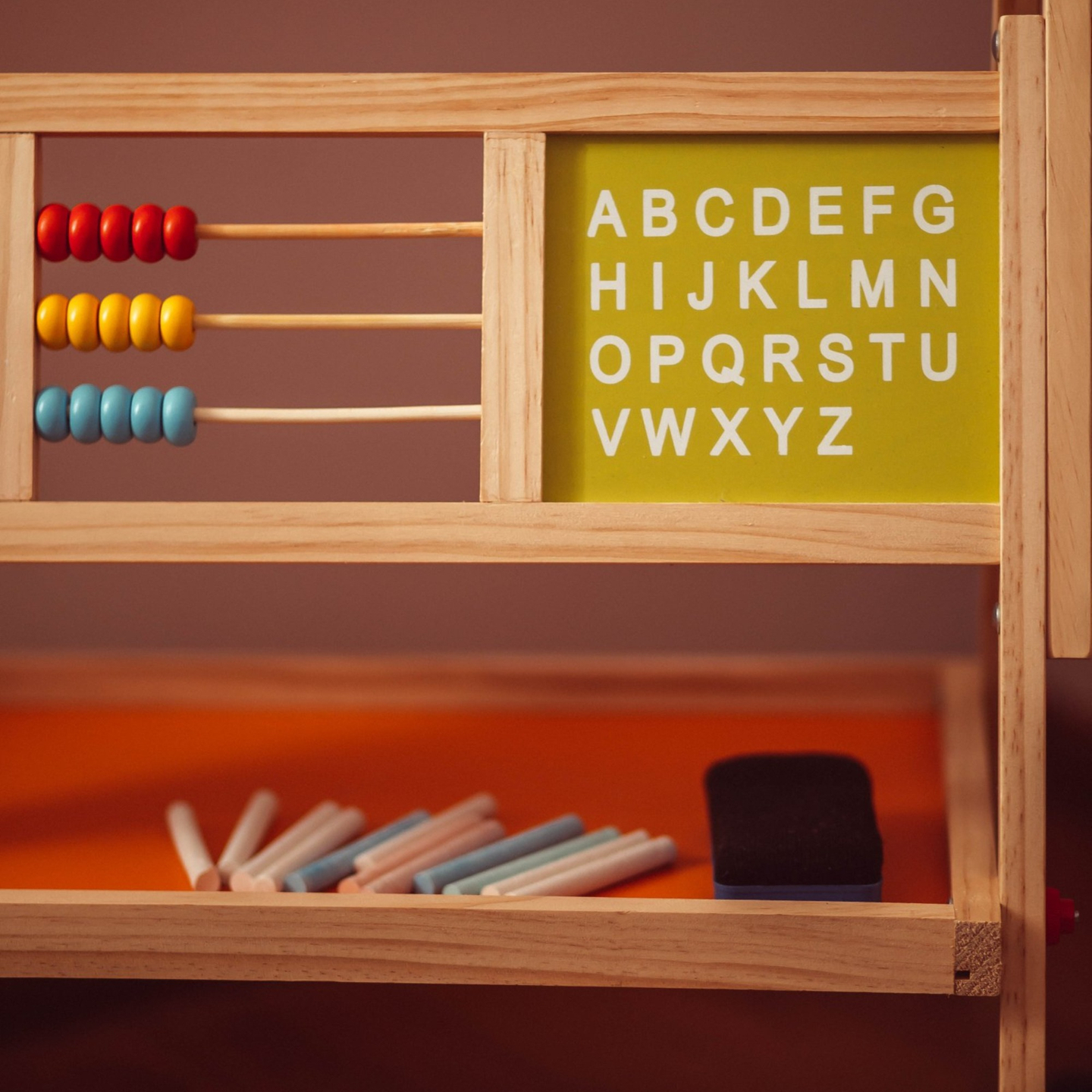 Stor pedagogisk dubbelsidig tavla: magnetisk och krittavla - torr raderingstavla, trä