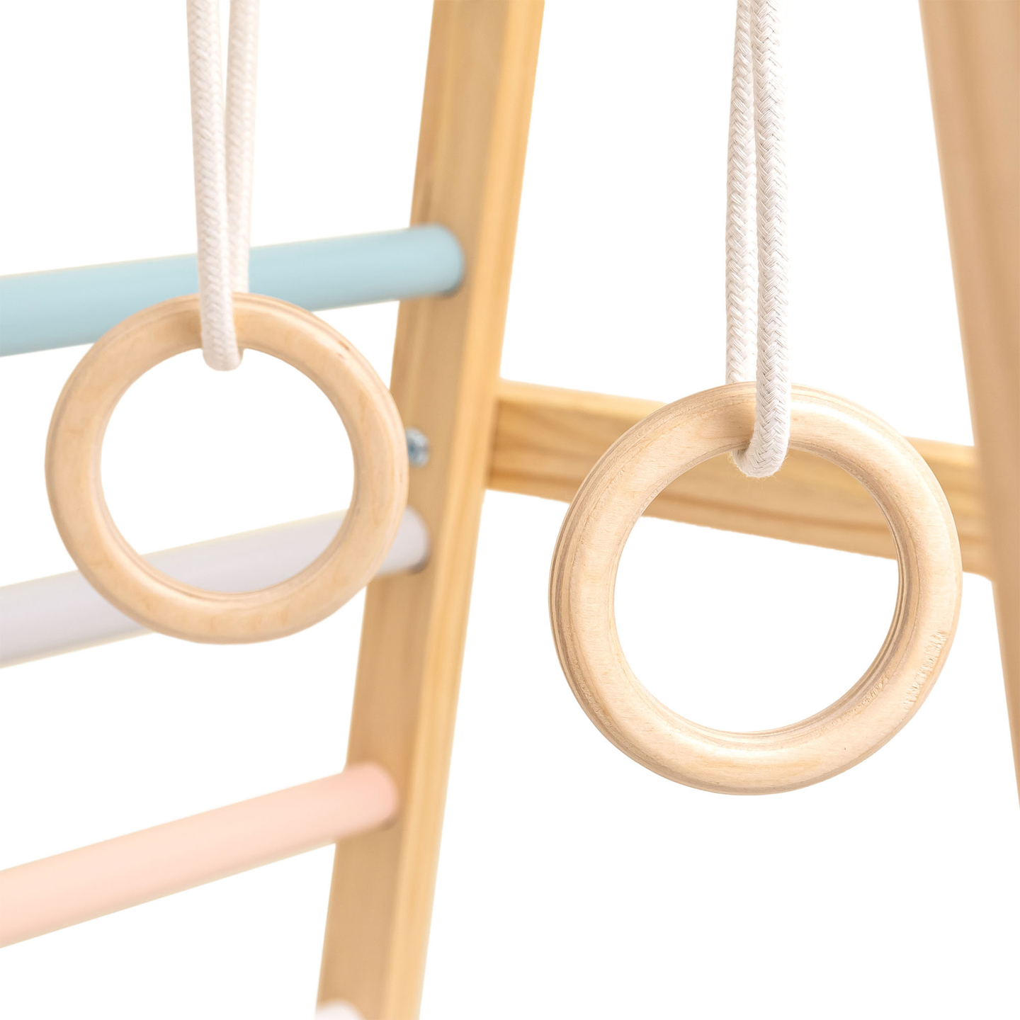 Trälekplats inomhus med gunga, gymnastikringar och klätternät