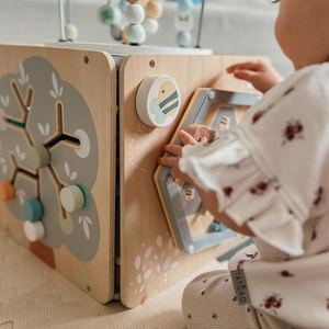 Stor aktivitetskub i trä med ögla - Montessori