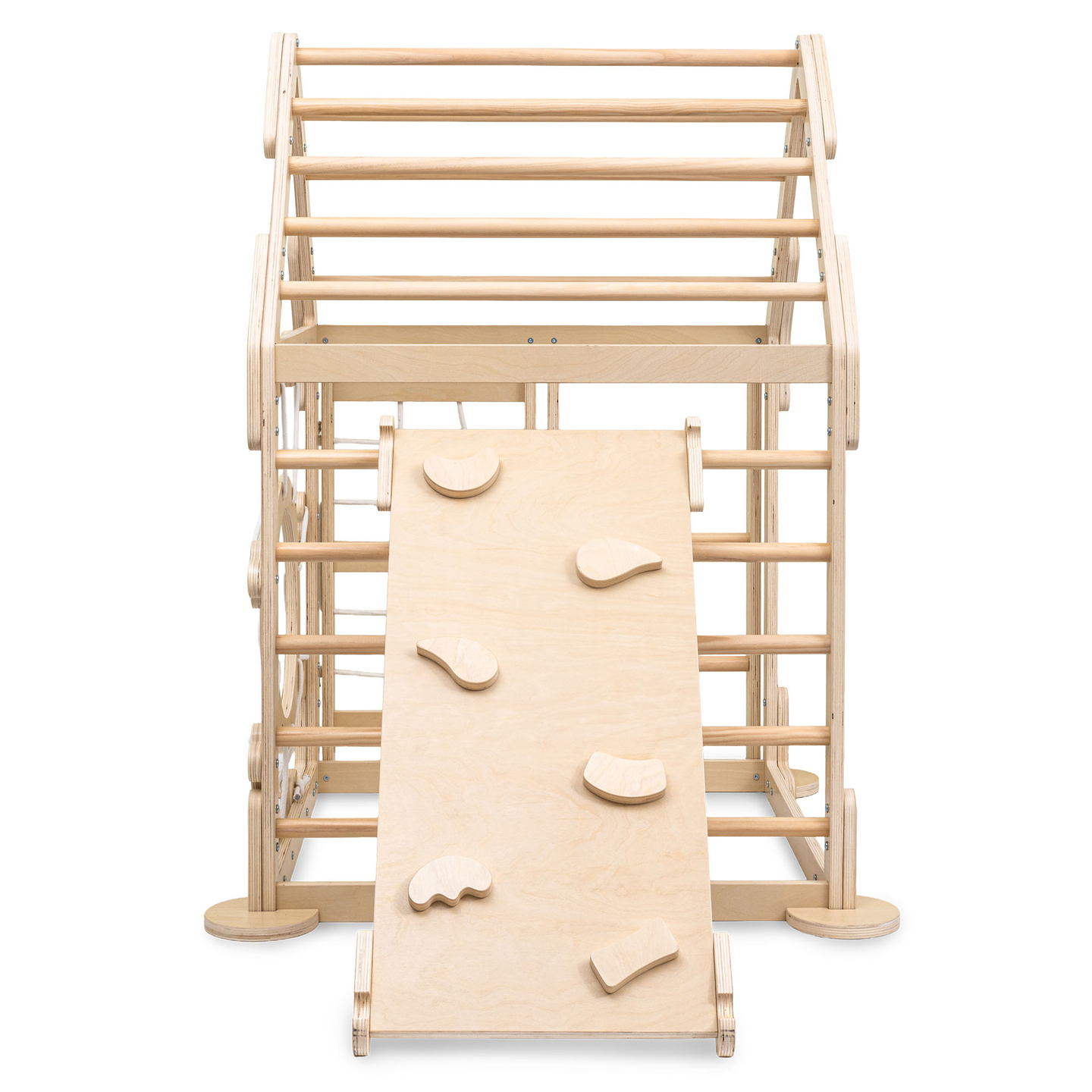 Trälekplats inomhus för barn - ett hus med stegar och en rutschkana