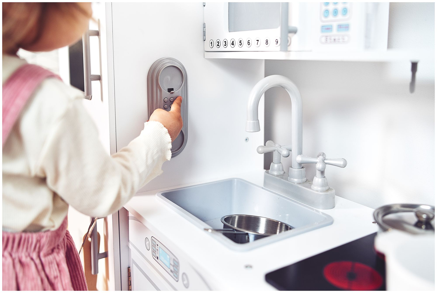 Stora vita kökstillbehör och förkläde i trä