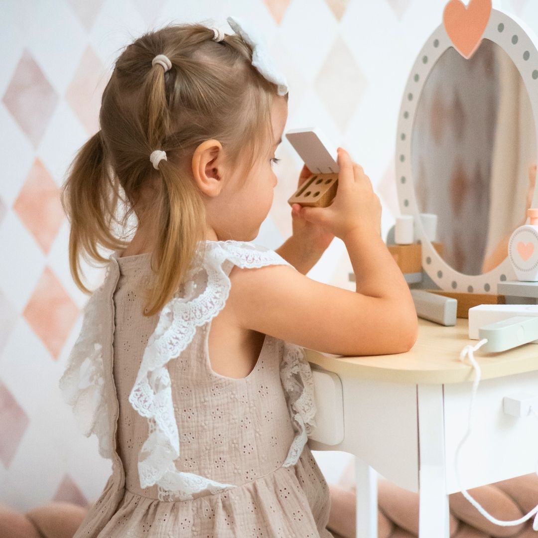 Sminkbord i trä med pall och tillbehör