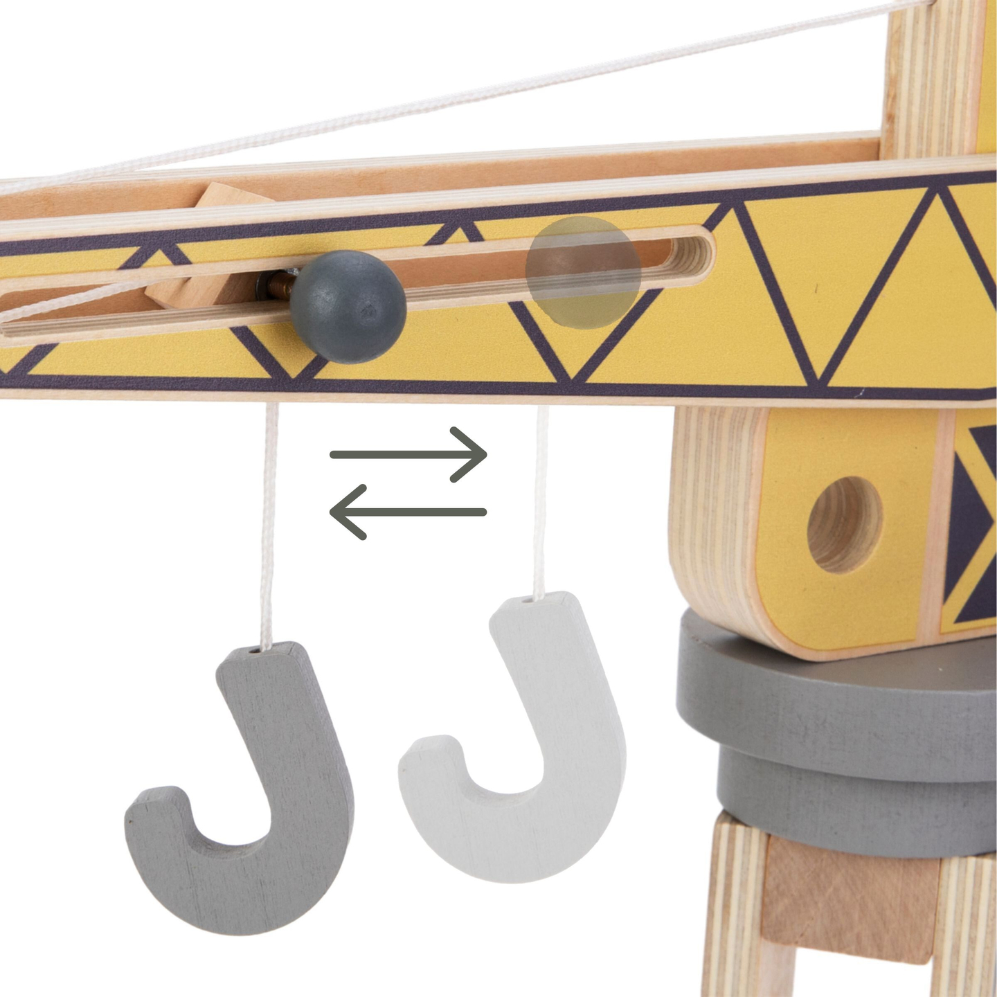 Byggarbetsplats i trä med stora mobilkranar och fordon, tornkran