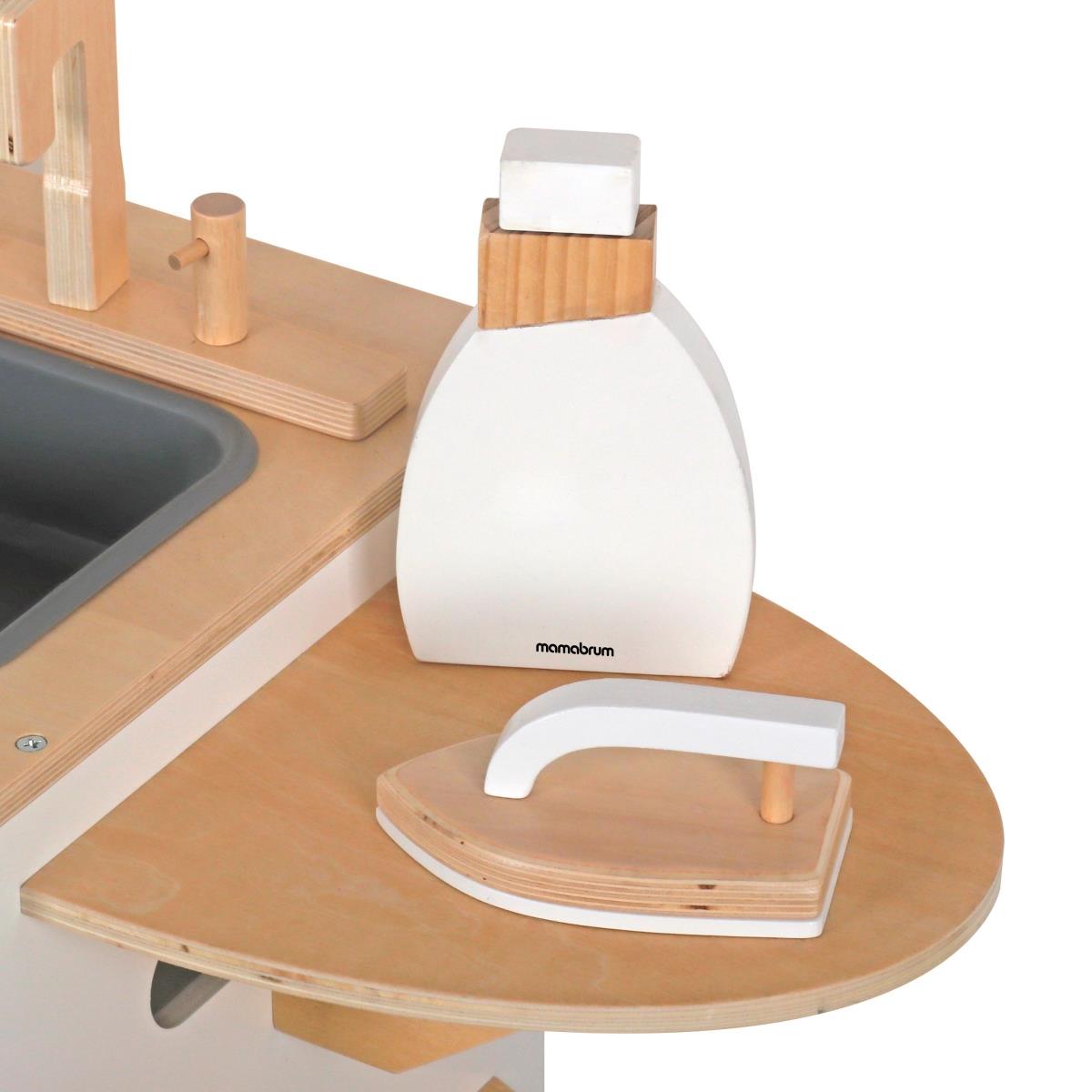 Tvättmaskin i trä med strykjärn, korg och tvättvätska