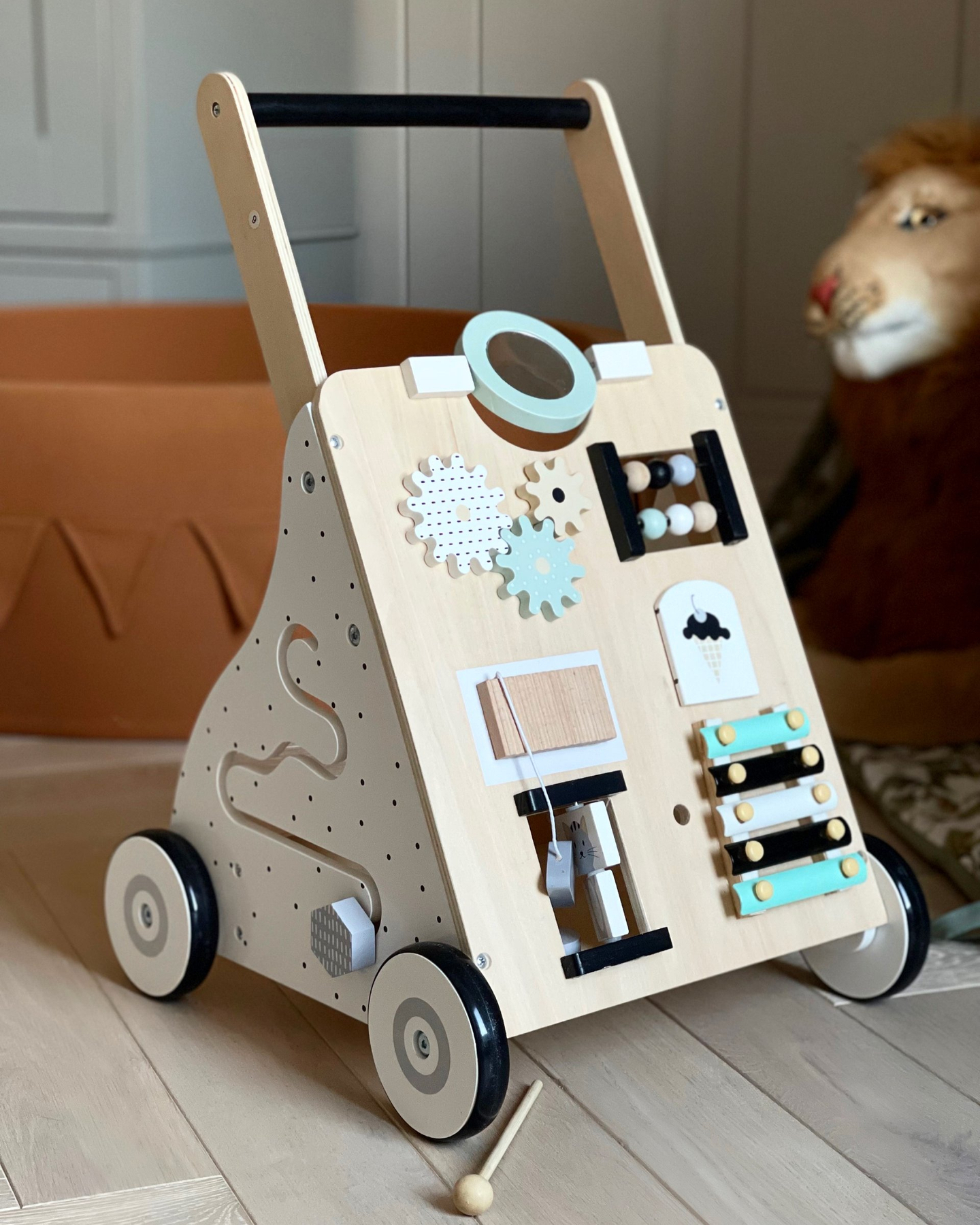 Trä, pedagogisk barnvagn - manipulativ bräda