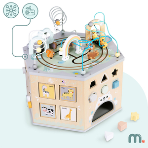 Stor träleksak med pedagogisk kub - en Montessorileksak med magnetiskt tåg och motoröglor